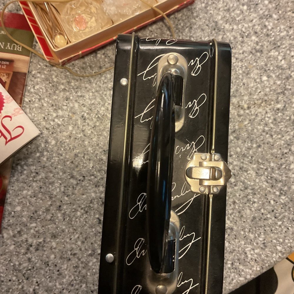 This black lunchbox or purse with pictures front and back of Elvis Presley - Picture 3 of 8